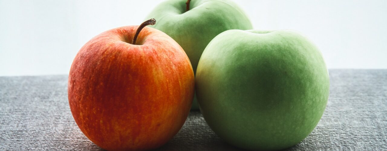 Ein roter und zwei grüne Äpfel